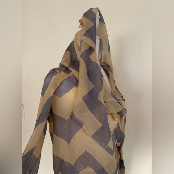 CHANEL
chevron print silk cape style blouse size M
Made in France - Picture 4 of 16